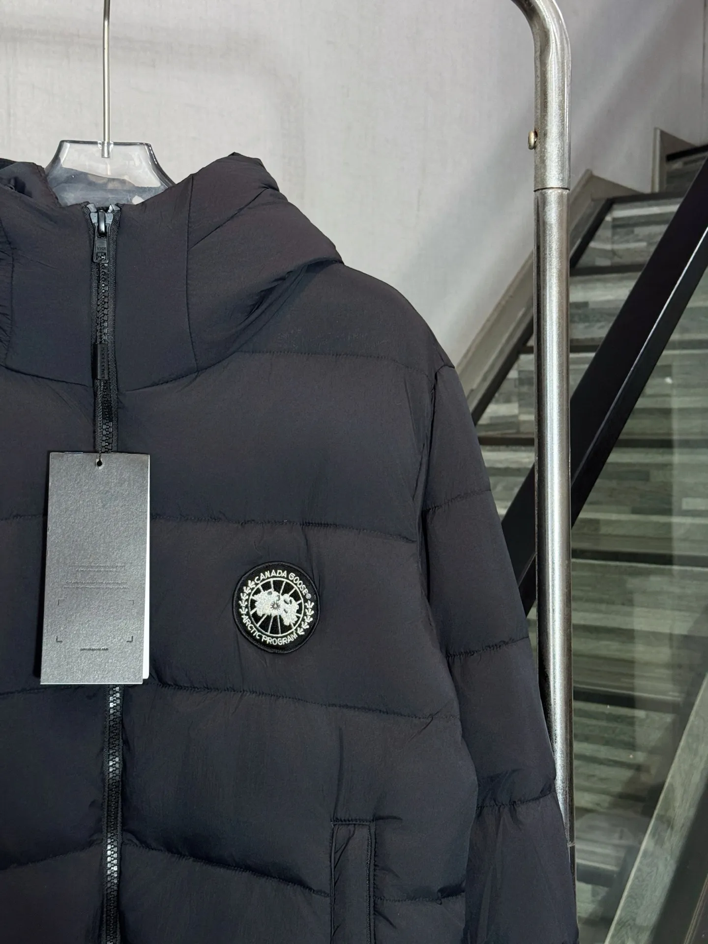 P730 model number: HE418 Canada Goose-Canada Goose hooded sleeves small label down jacket The fabric is made of high-density pure cotton gauze fabric, with a delicate and smooth feel. The inner filling is made of 50% white duck down, which has high fullness and good thermal insulation effect in winter. You can survive the winter in one piece of clothing. The original goose black label is sewn on the chest, and the nameplate letters and blouson sleeves are sewn on the cuffs to prevent winter wind.  Color: Picture Color Size: 1 2 3 4 Top! Canada 🦢➡️Canada Goose hooded reflective stripe down jacket has always been recognized as the warmest down jacket. Various Instagram celebrities, Internet celebrities, and celebrities often wear it for street photos. I do Canada Goose every year, but I still can’t get rid of my love for the geese. No matter how cold the weather is, there is no need to be afraid, because there are geese!  Down: 80% white duck down filling (real) 400 grams of down filling! Perfect fluffiness. Accessories: A full set of customized accessories. Canada Goose is the legendary warmest down jacket and is known as a must-have for Arctic outdoor sports! The most popular down jacket in the world, celebrities are rushing to buy it, it is a must-have!  Unisex Color: Black Size: M L